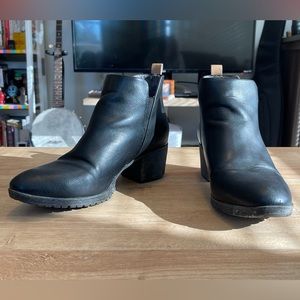 EUC Dr Scholl’s Black Bootie with Heel - Size 8